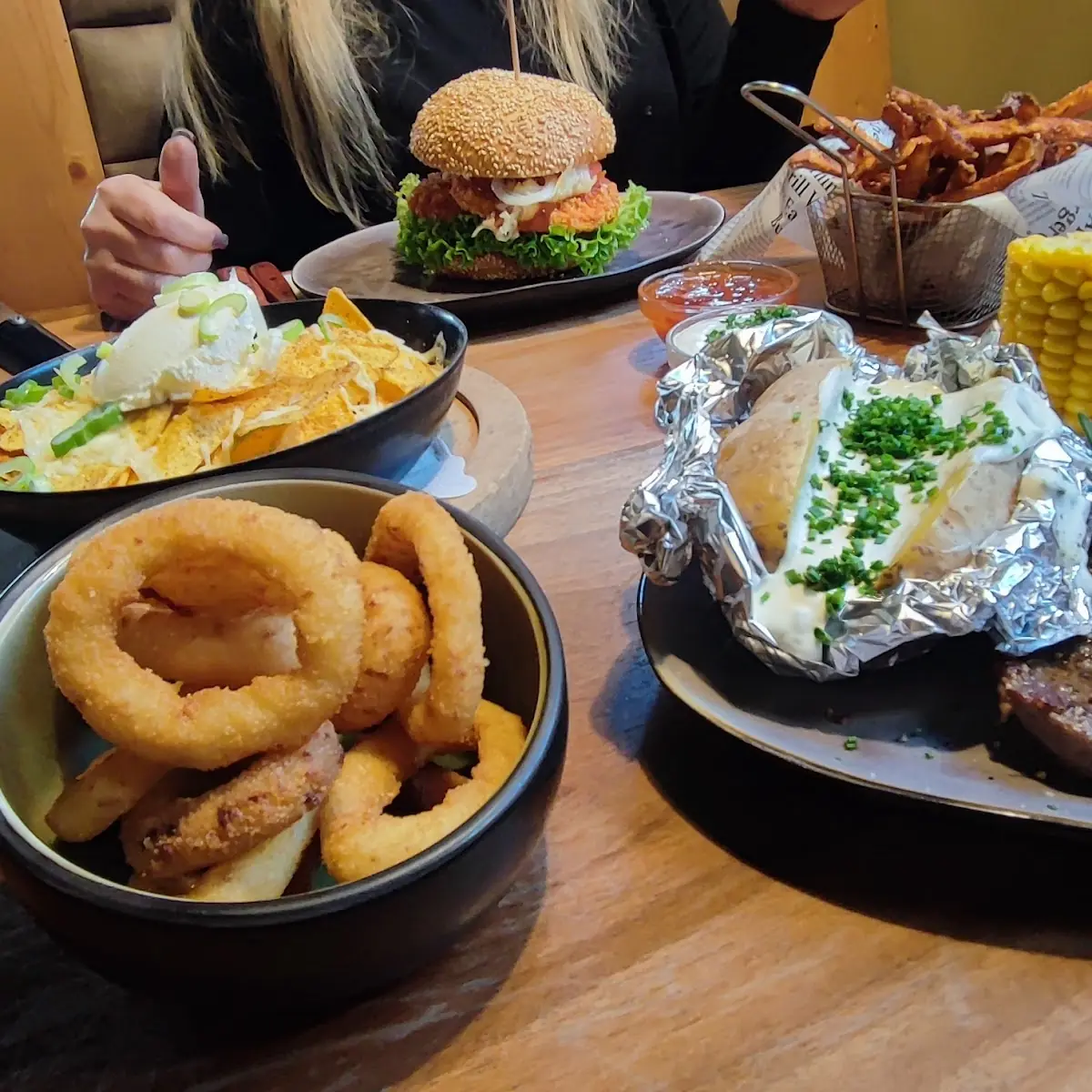 Steak Und Burger Plus Onion Rings Nutchos Und Pommes Aus Süßkartoffeln