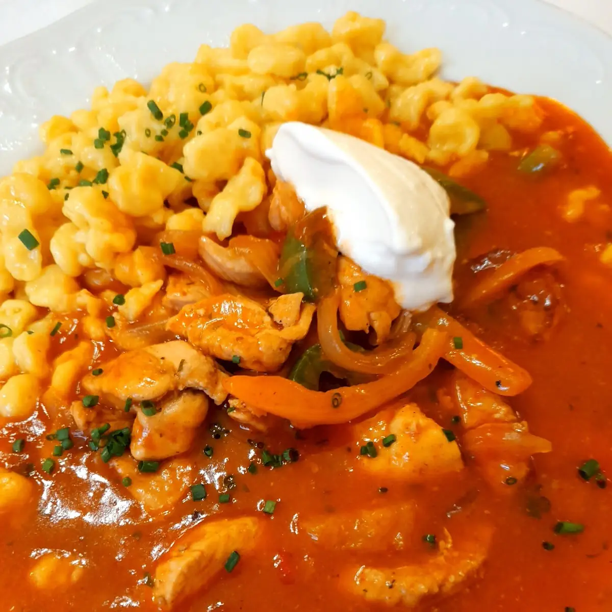 Geschnetzeltes Vom Huhn & Schwein In Paprikaoberssauce Mit Spätzle, Restaurant Stöger