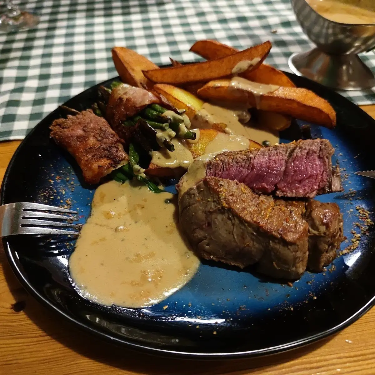 Beefsteak Ca 300g Mit Pfeffersauce Braterdäpfl Und Bohnen Im Speckmantel