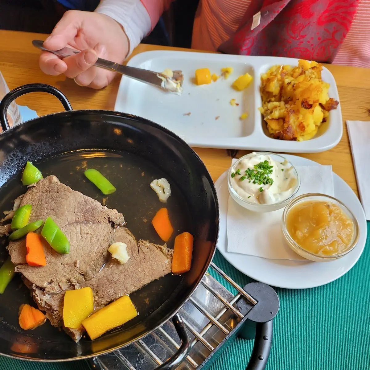 Hüftscherzl Mit Rösterdäpfel Schnittlauchsauce Und Apfelkren
