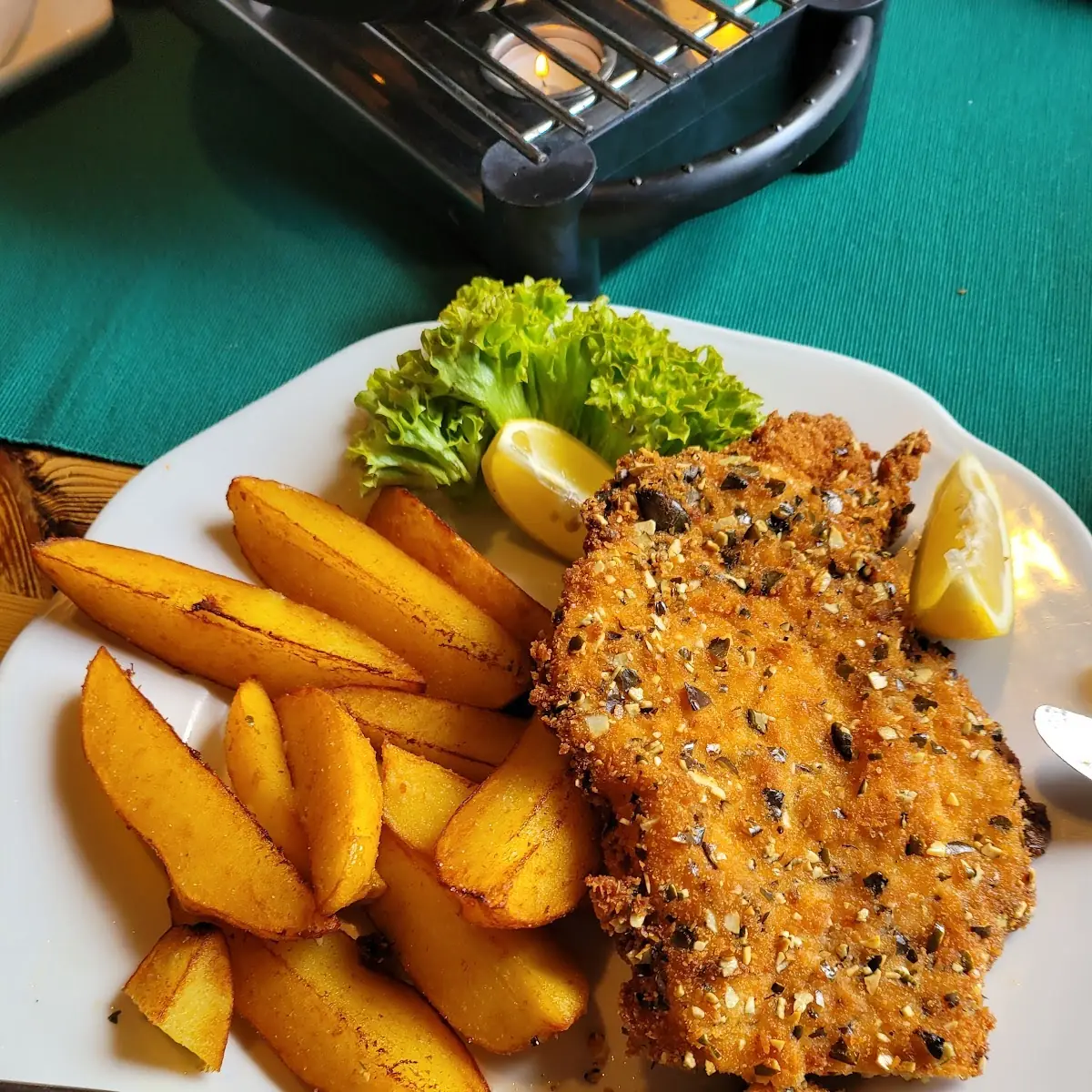 Obersiebenbrunner Schnitzl Gefüllt Mit Wildschweinspech Und Pilzen In Kürbiskernpanade