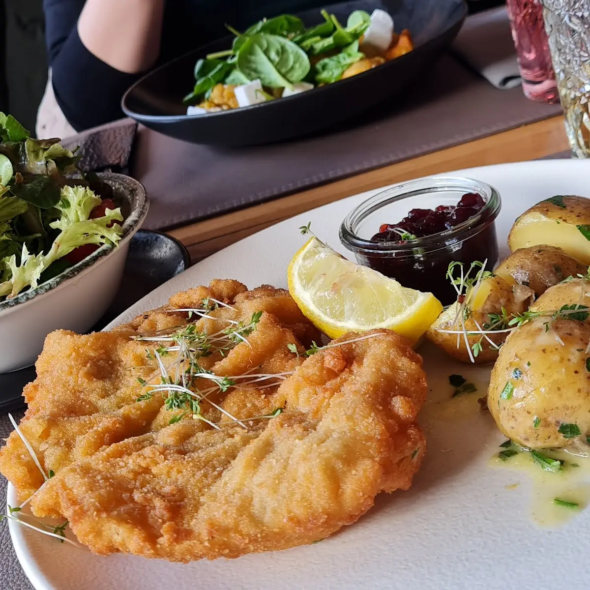 Wiener Schnitzel Mit Kartoffel Geschwenkt In Butter
