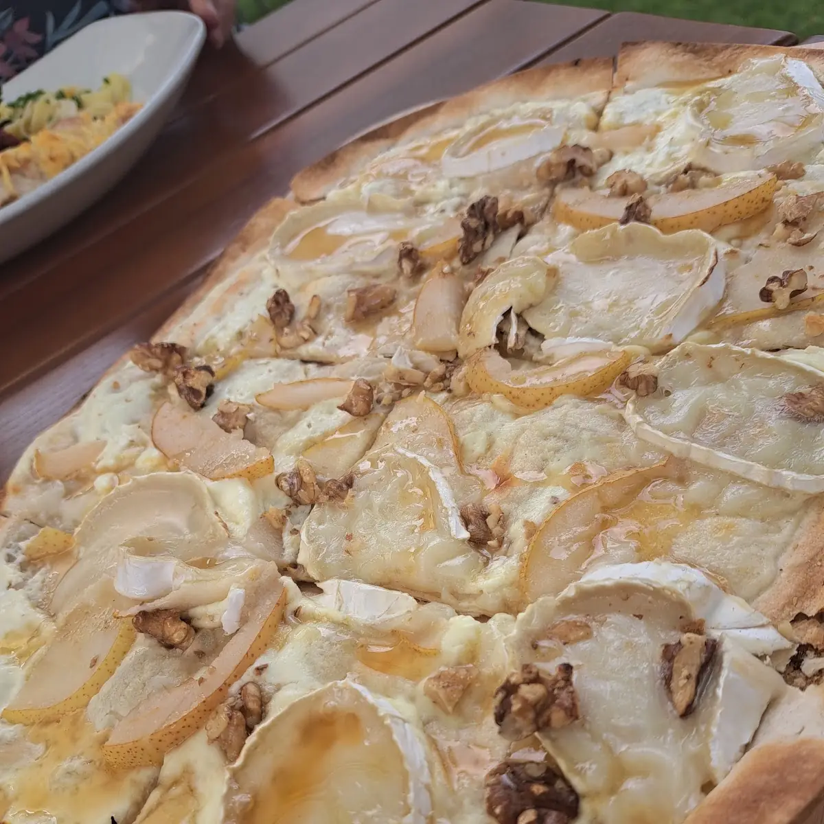 Flammkuchen Mit Ziegenkäse Nüssen Und Honig