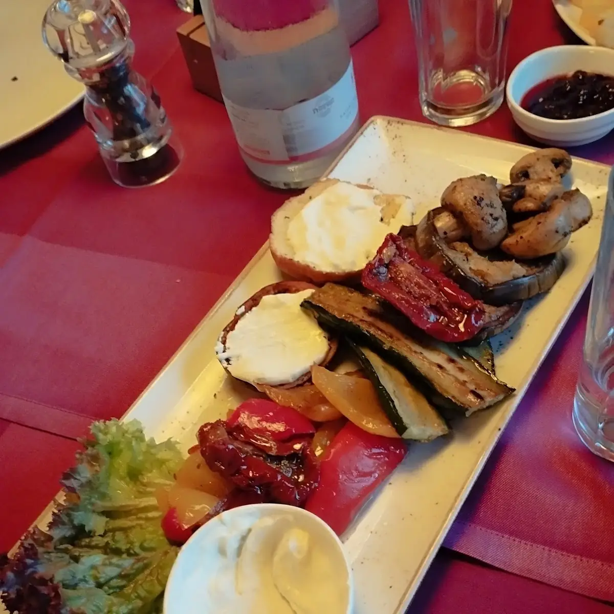 Verdure Grigliate Con Formaggio Di Capra