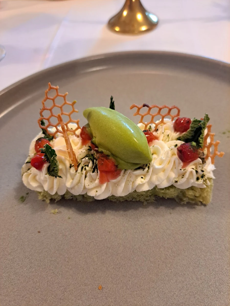 Brennesselkuchen Mit Brennesseleis Und Honiggitter
