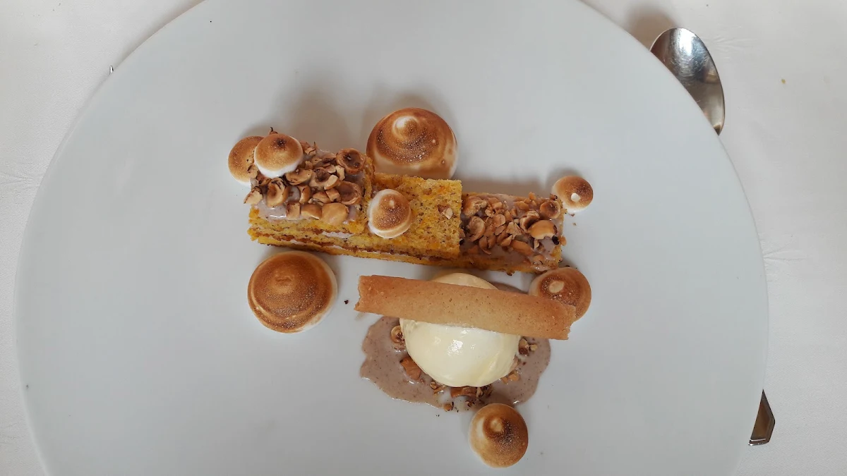 Karottenkuchen Mit Baiser Und Vanilleeis