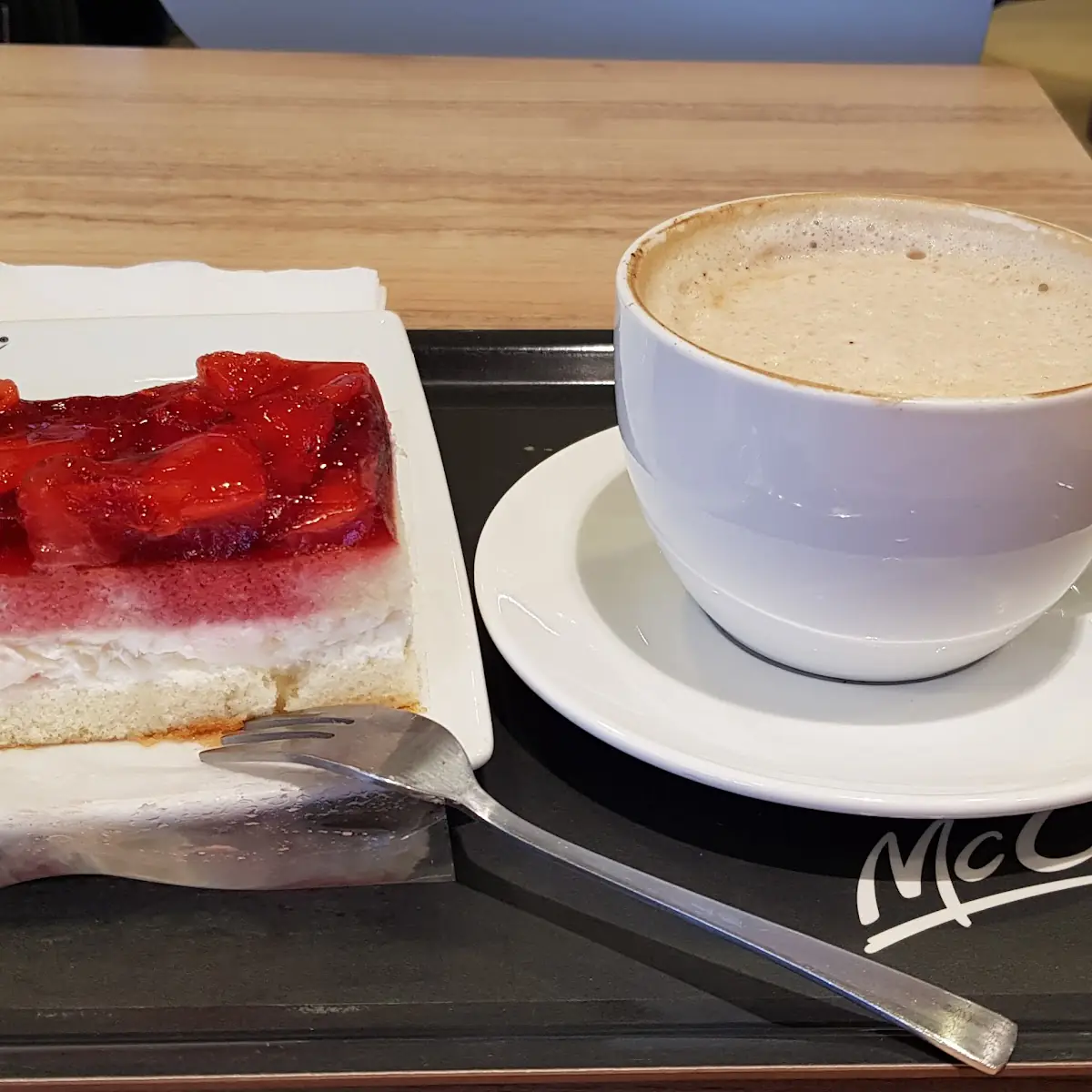 Erbeerbutermilchschnitte Und Cappuccino