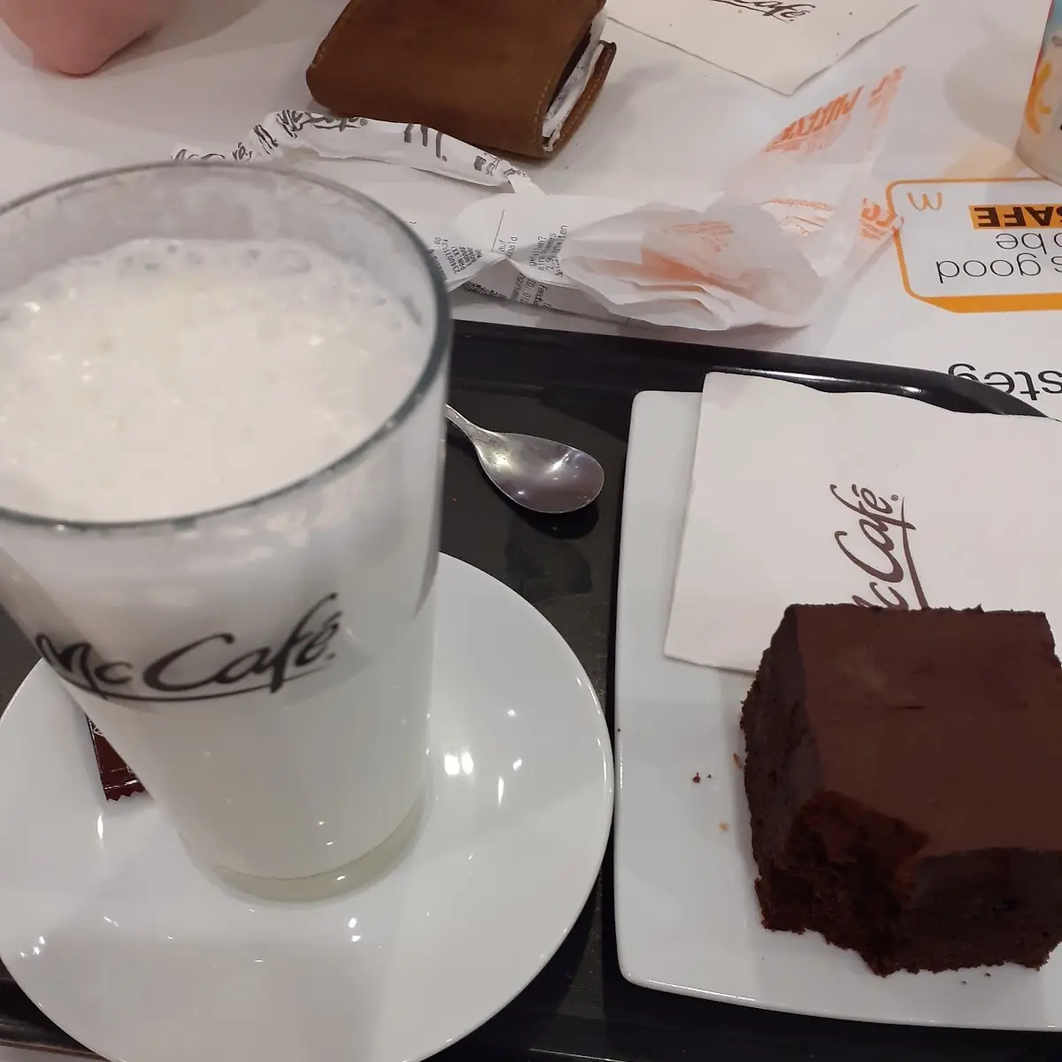 Schokokuchen Und Café Latte Macchiato