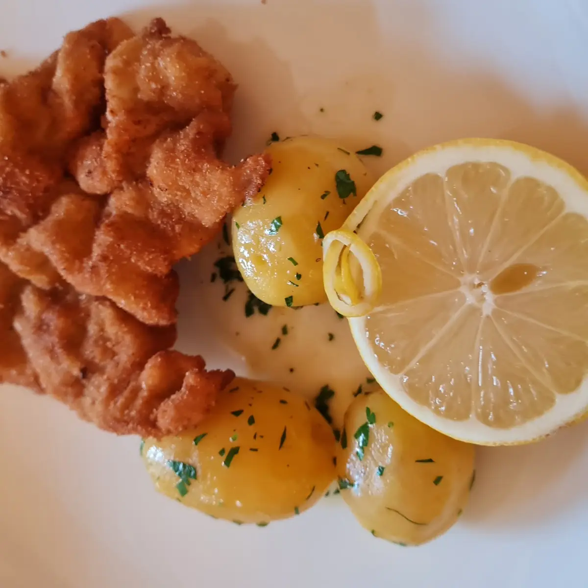 Wiener Schnitze Vom Milchkalb Mit Petersilerdäpfel Und Hausgemachter Preiselbeermarmelade