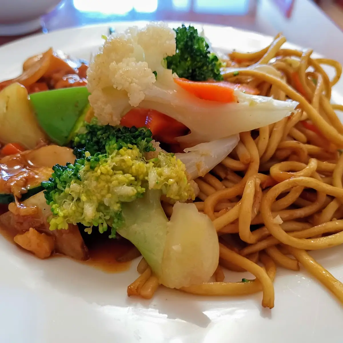 Fried Chicken Nudeln Und Gemüse