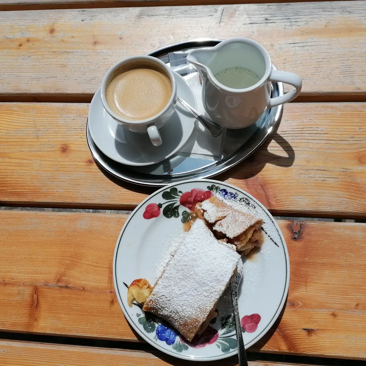 Apfelstrudel Und Café