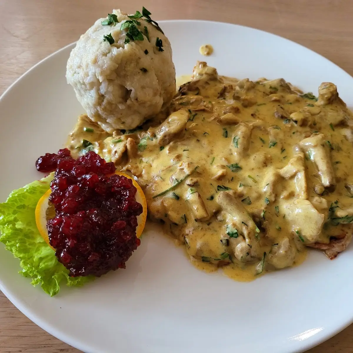 Jägerschnitzel Mit Eierschwammerlsauce Knödel, Zahnradbahnstüberl