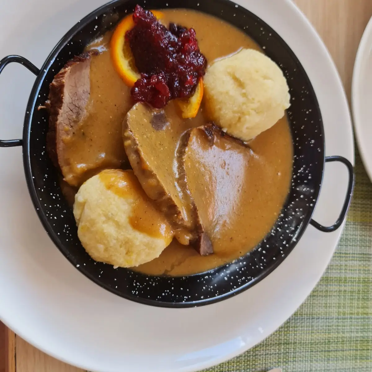 Rinderbraten Mit Rotkraut Und Kartoffelknödel, Zahnradbahnstüberl