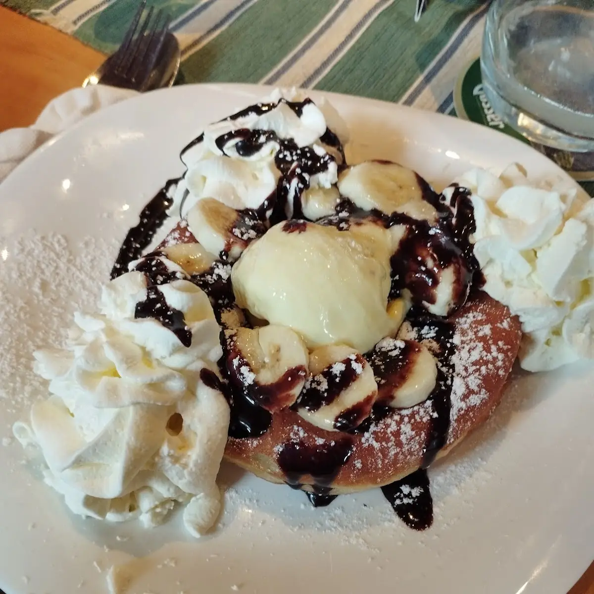 Bauernkrapfen Mit Ein Kugel Eis