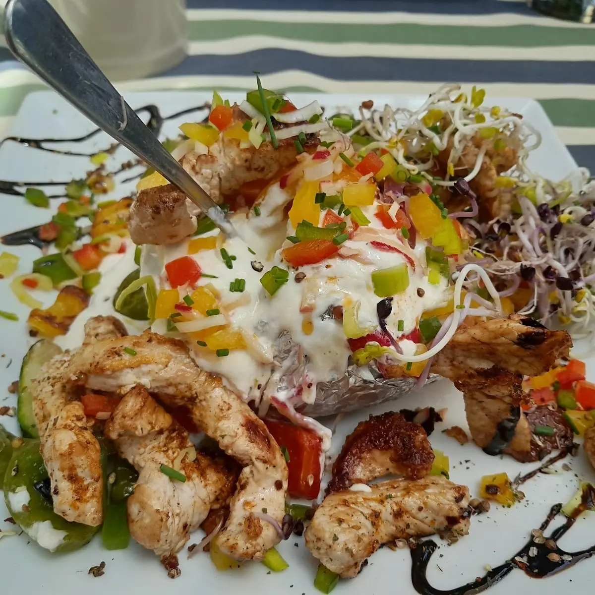 Ofenkartoffel Mit Gegrillten Putenstreifen Und Röstgemüse