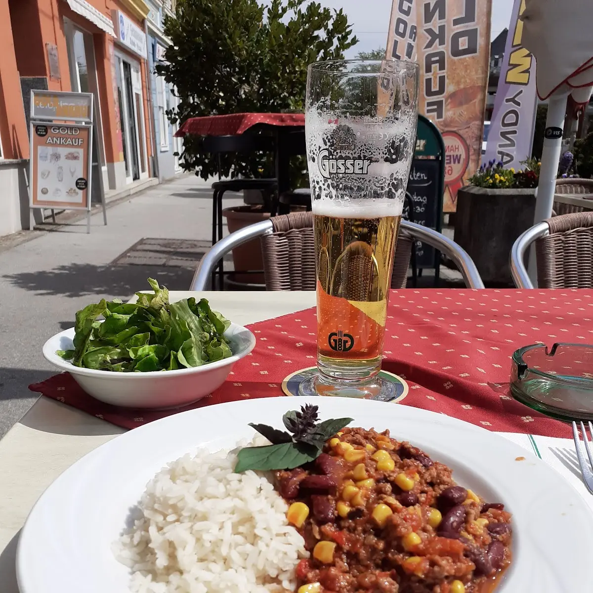 Chilli Con Carne Mit Reis Und Salat