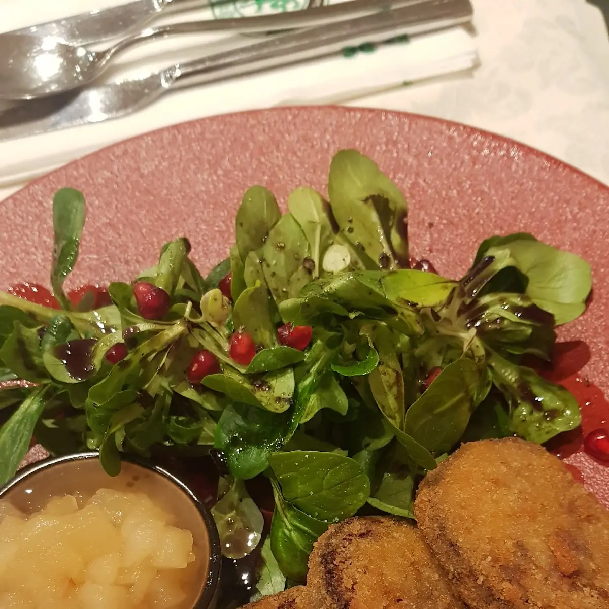 Gebackene Blunzn Auf Salat Mit Apfelchutney