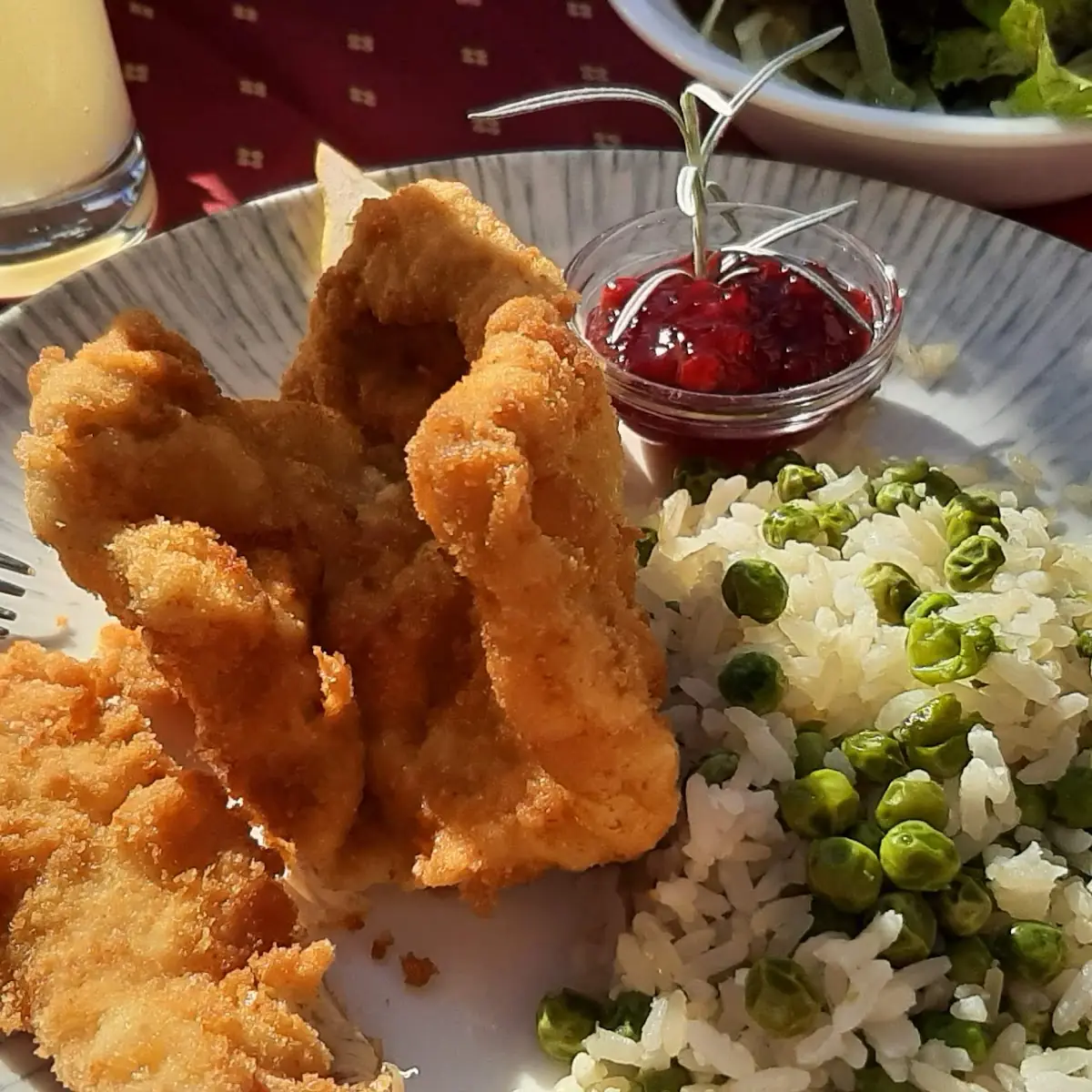 Gebackene Hühnerbrust Mit Erbsenreis Und Gem Salat