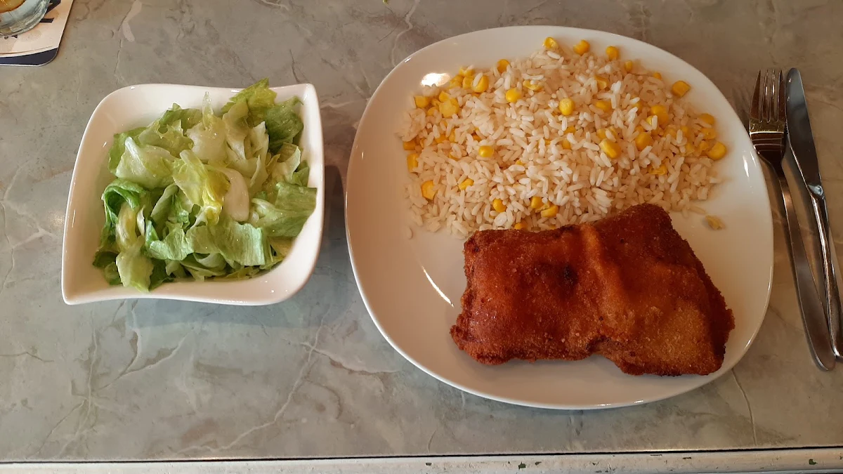 Cordon Bleu Mit Reis Und Salat