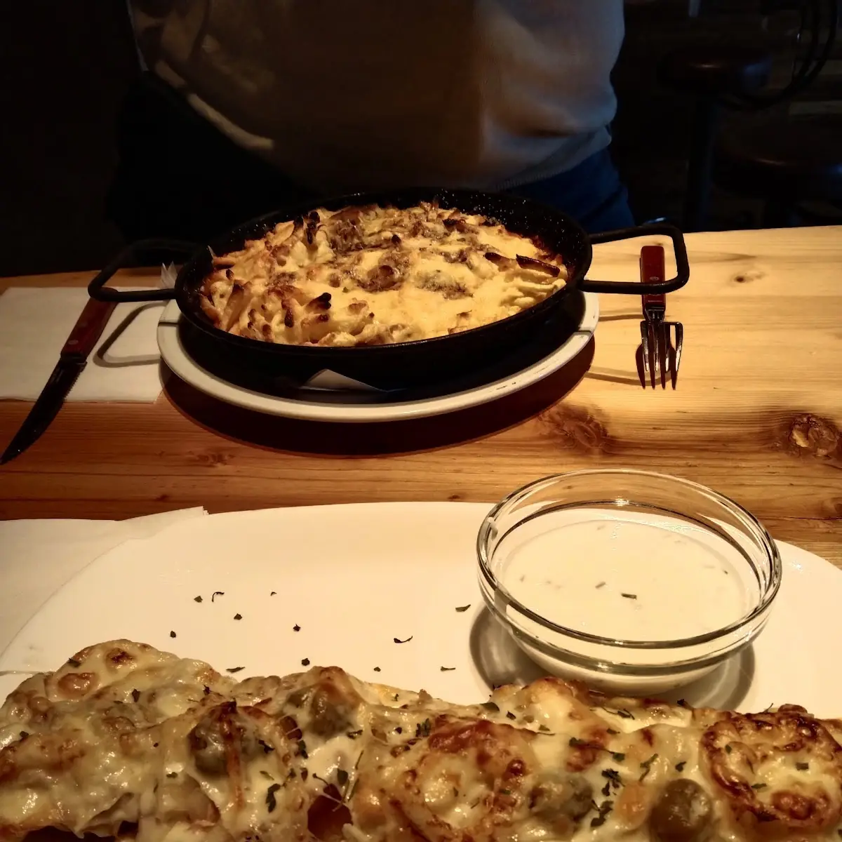 Ofenkartoffel Mit Käse Oliven Und Zwiebel