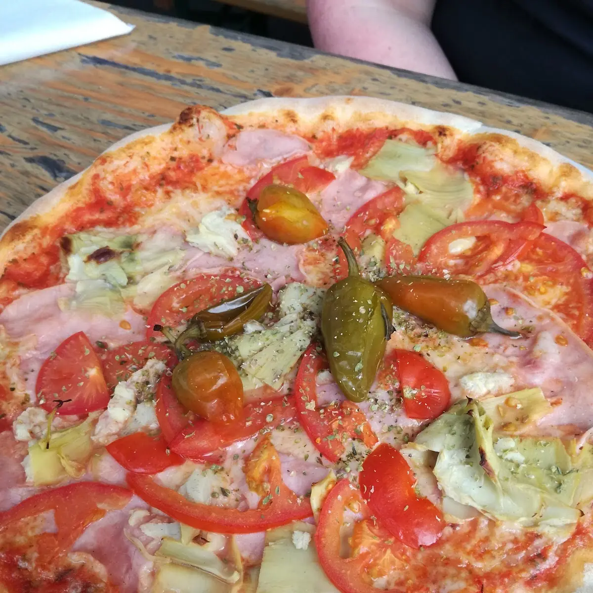 Pizza Mit Schinken Und Artischocken Tomaten Und Pepperoni