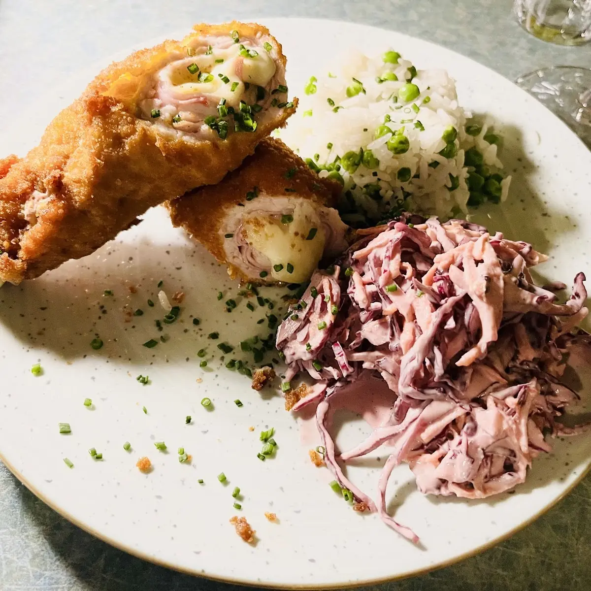 Cordon Bleu Mit Risibisi & Coleslaw
