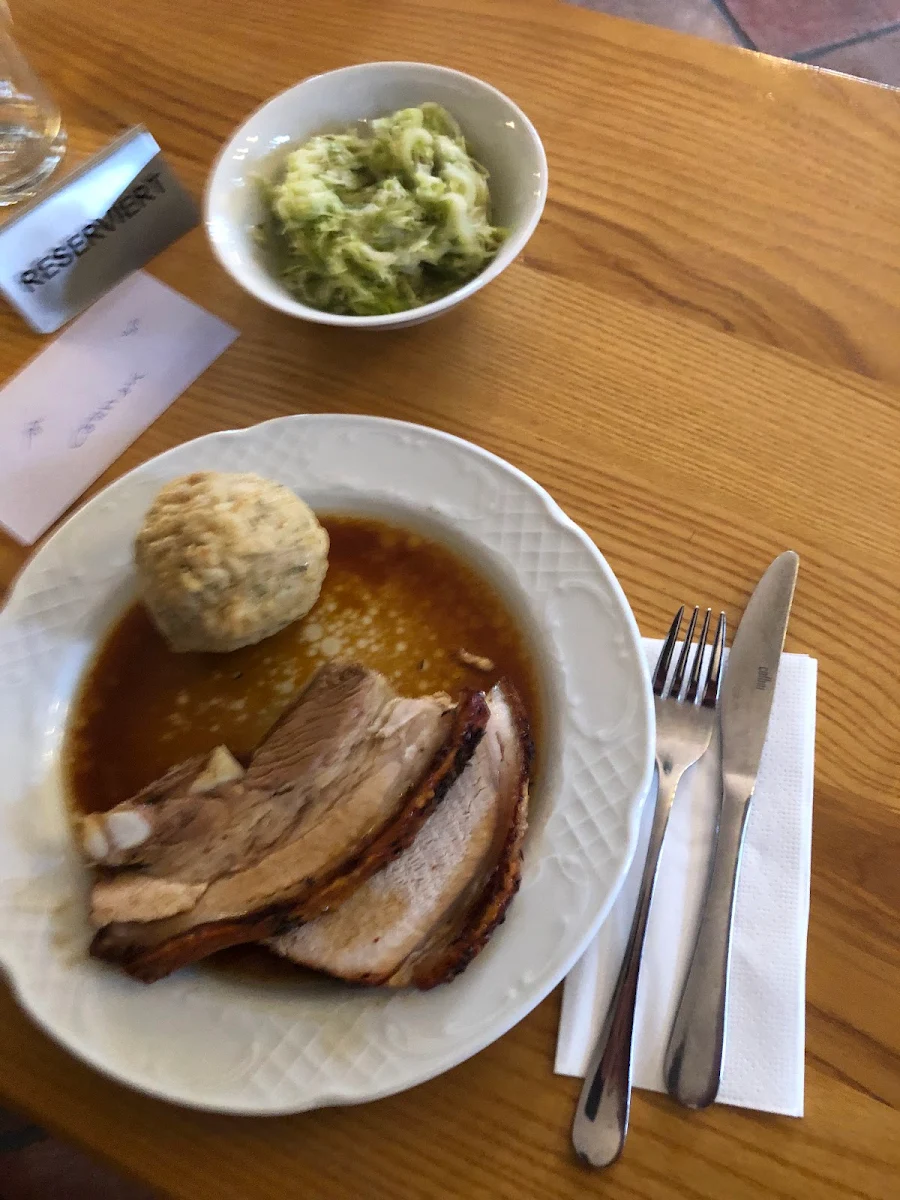 Bauchschweinsbraten Mit Semmelknödel