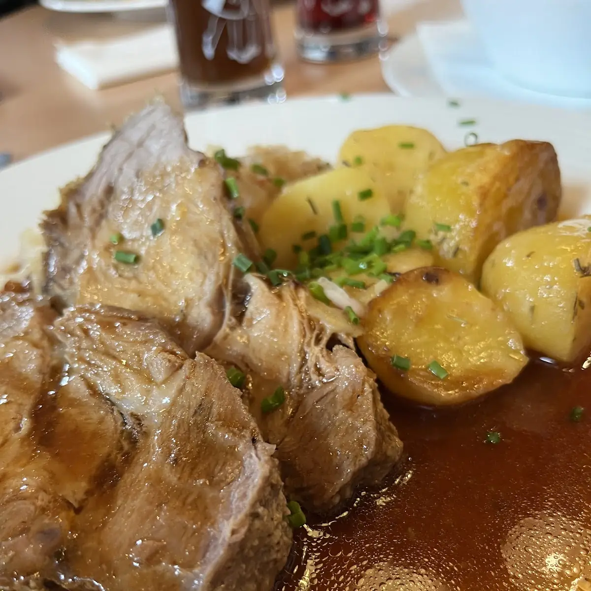 Schweinsbraten Mit Kraut Und Kartoffeln