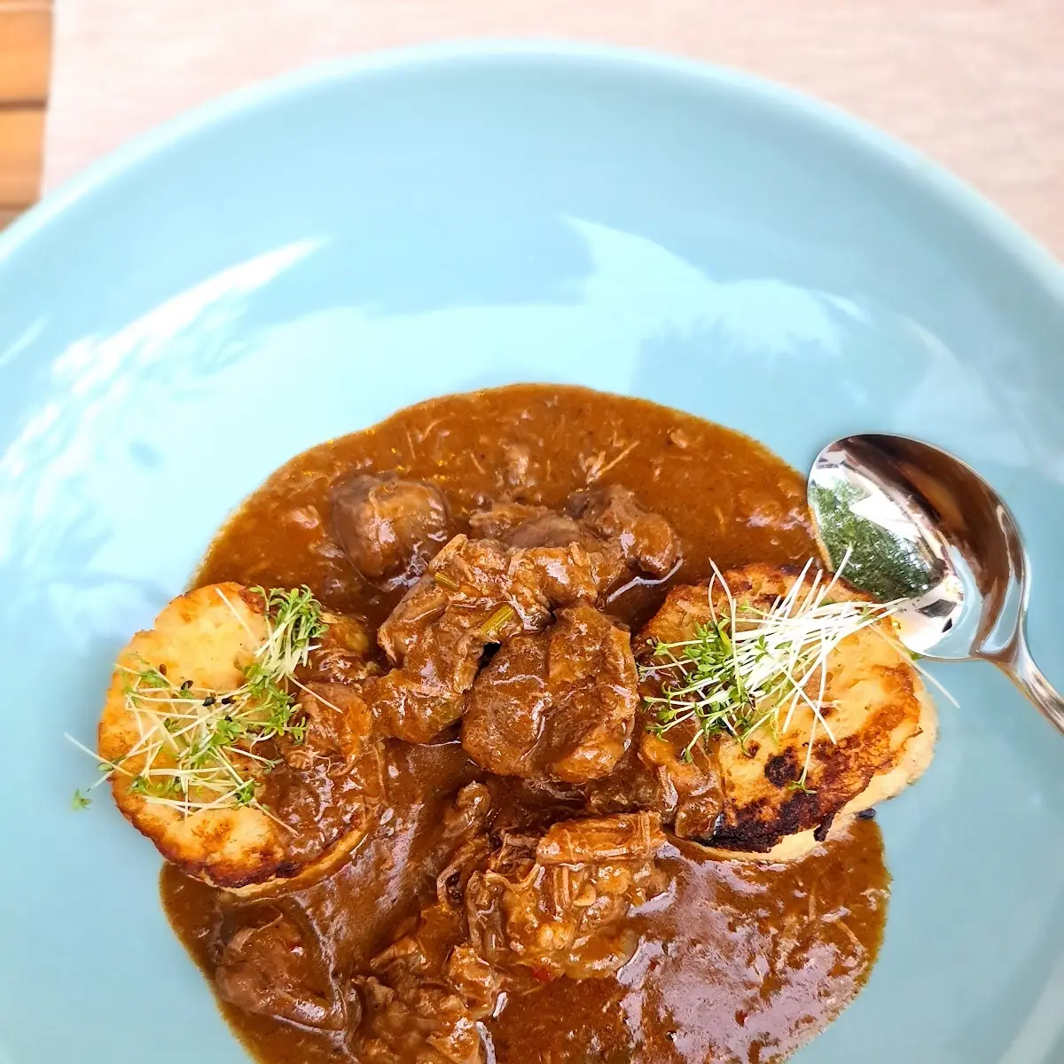 Wildschweingulasch Mit Serviettenknödeln
