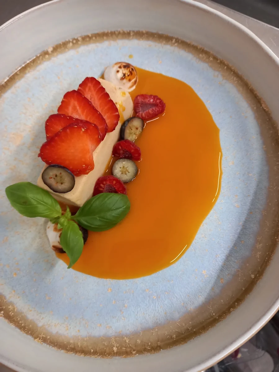 Pistazienhalva-parfait Mit Mango Orangen Passionsfruchtspiegel