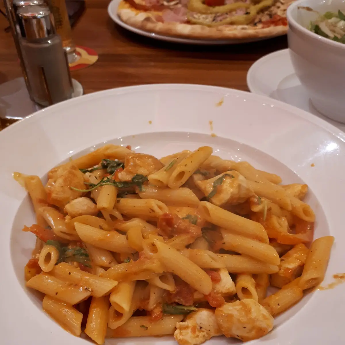 Penne Mit Hühnerfleisch Und Tomaten