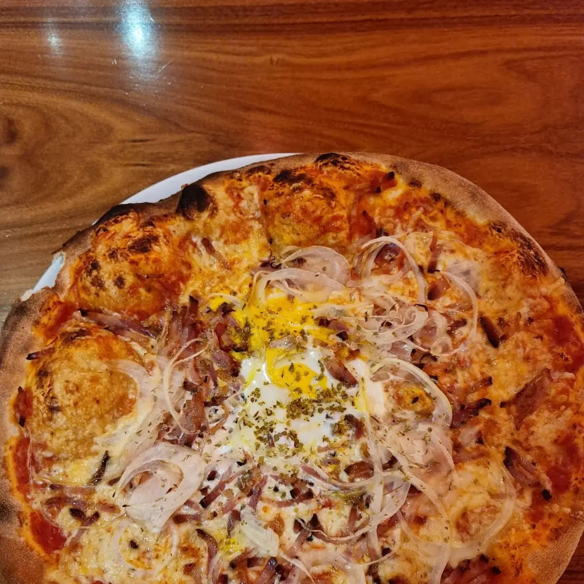 Pizza Speck Zwiebel Ei