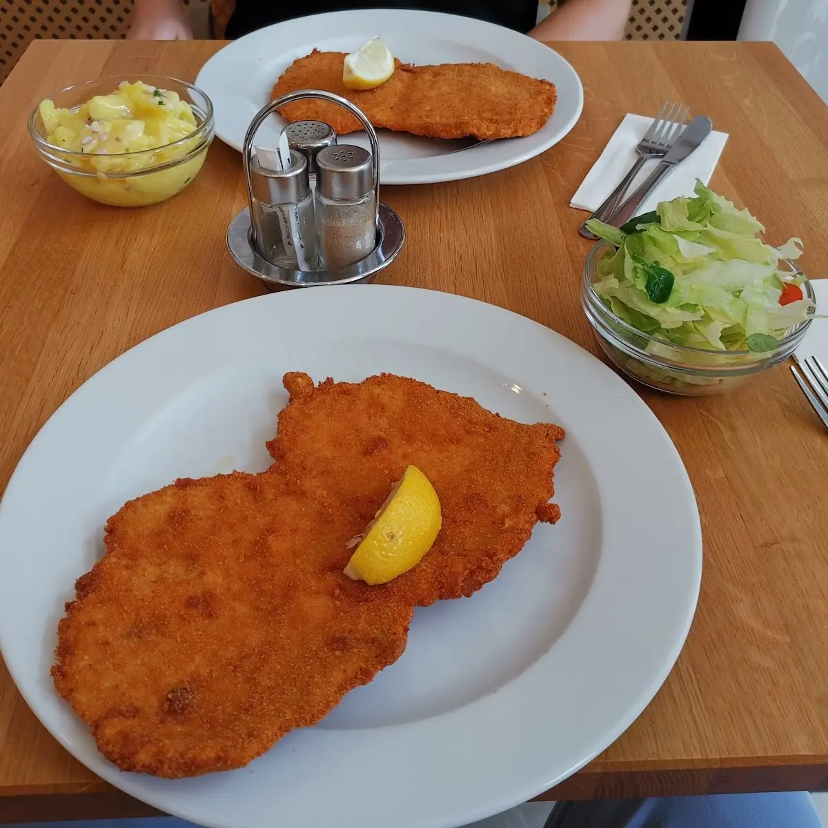 Wiener Schnitzel Potatoe Wedges Knackiger Grüner Salat