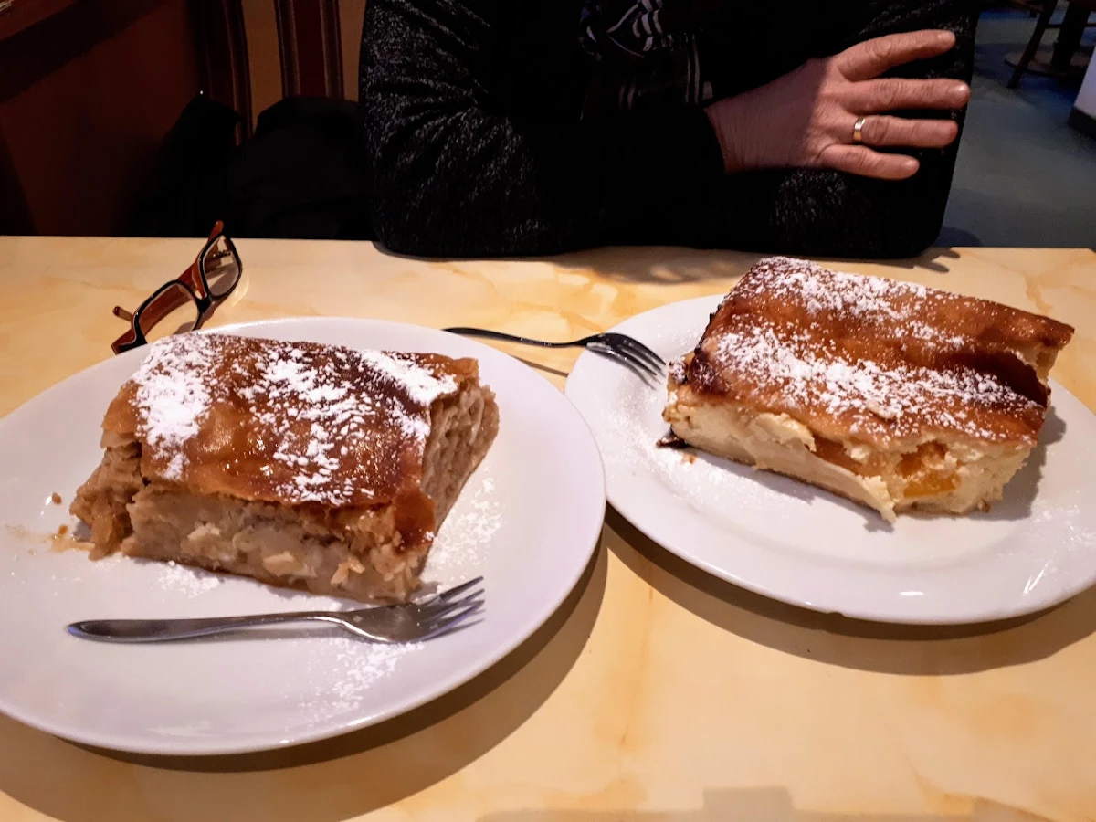 Apfelstrudel U Topfenstrudel