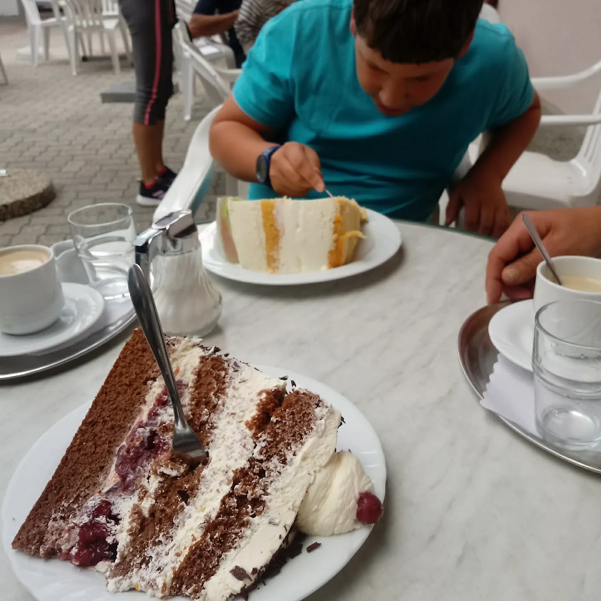 Fekete Erdõ És Joghurtos Gyümölcs Torta