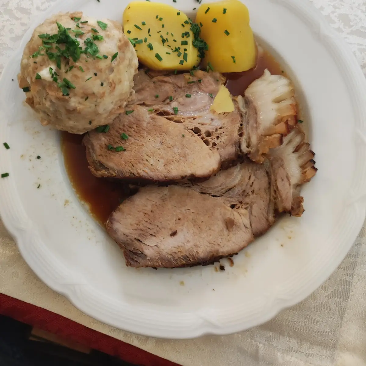 Schweinsbraten Mit Warmen Krautsalat
