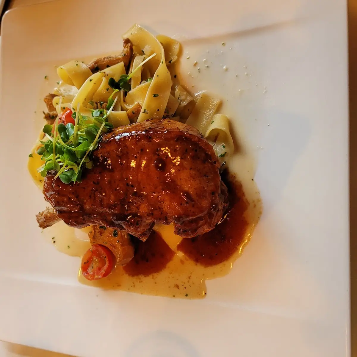Caree Vom Duroc Mit Tagliatelle