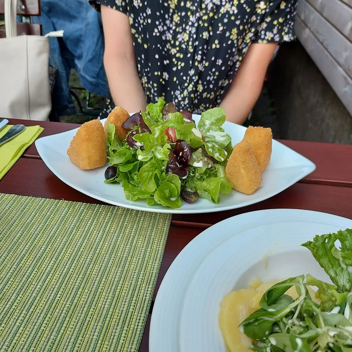 Gebackener Camembert Auf Blattsalat
