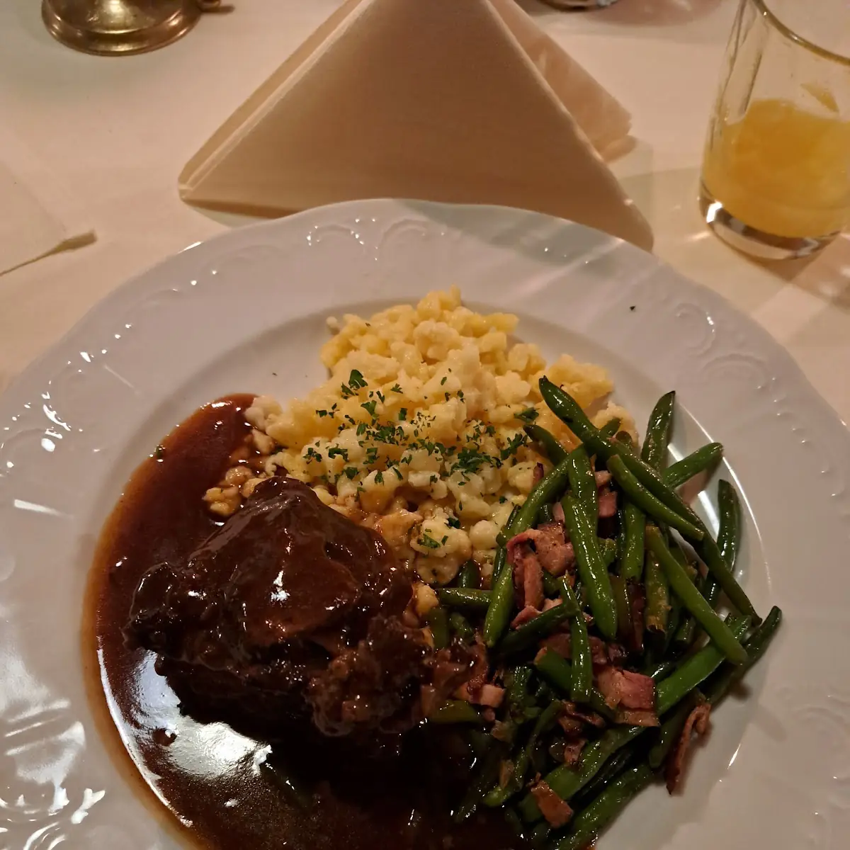 Kalbsbäckchen Mit Butterspätzle Und Speckbhnen