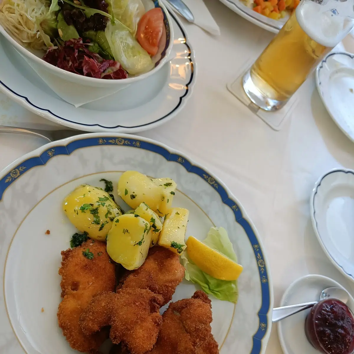 Backhendl Mit Kartoffel Und Gemischten Salat