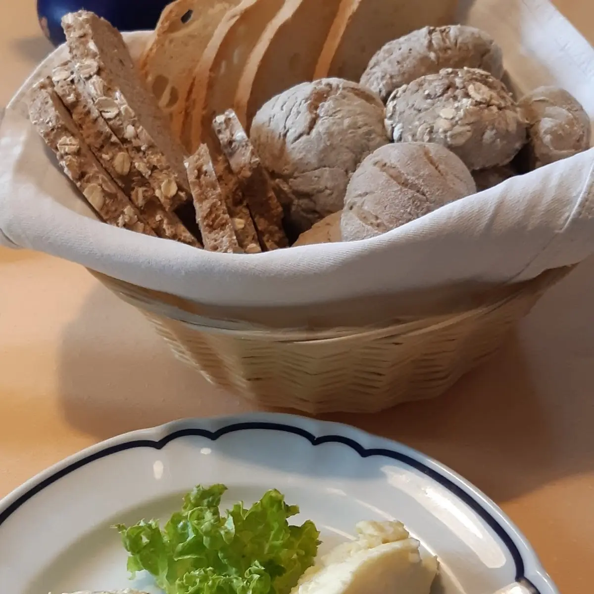 Gedeck Mit Hausgemachtem Brot Und Aufstriche Pro Person