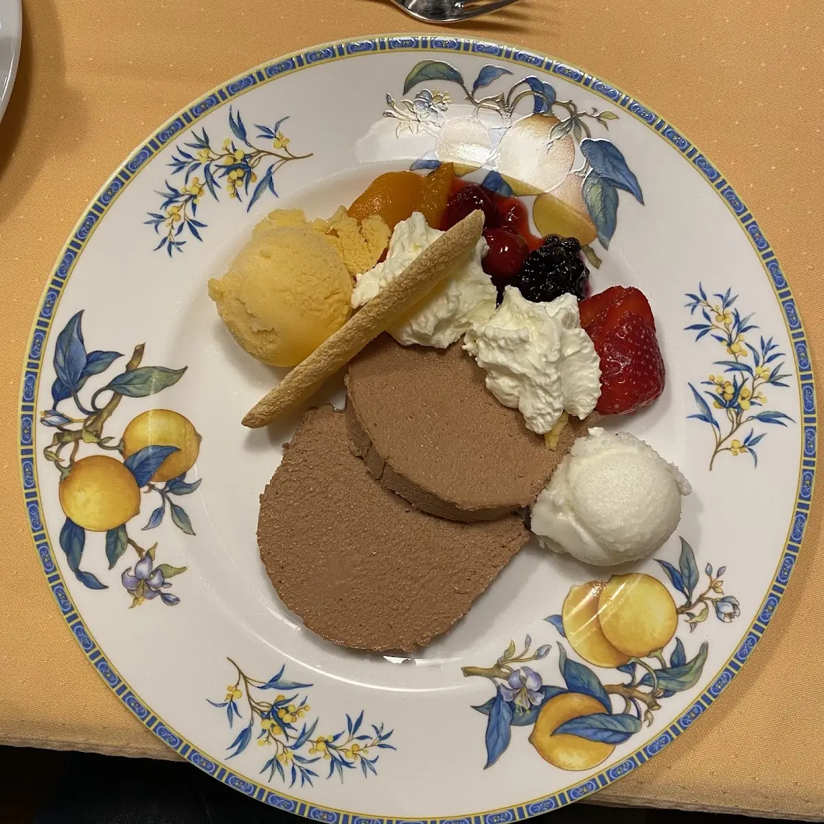 Mousse Au Chocolat Mit Früchten Und Eiscreme