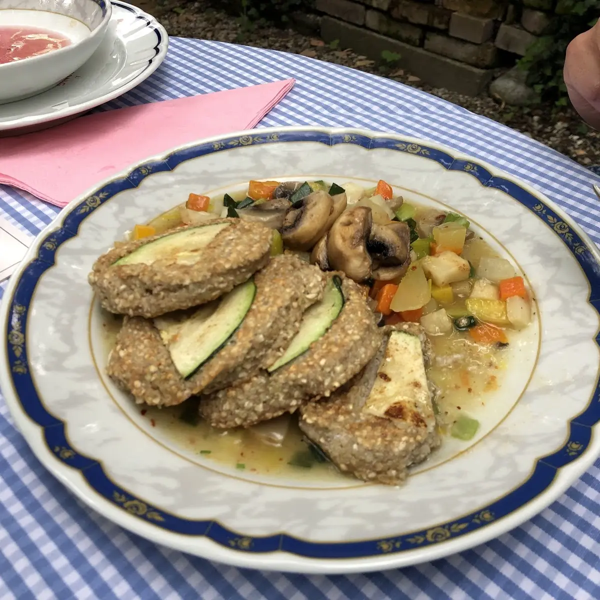 Vegetarisches Gericht Vollkornlaibchen Und Gemüse