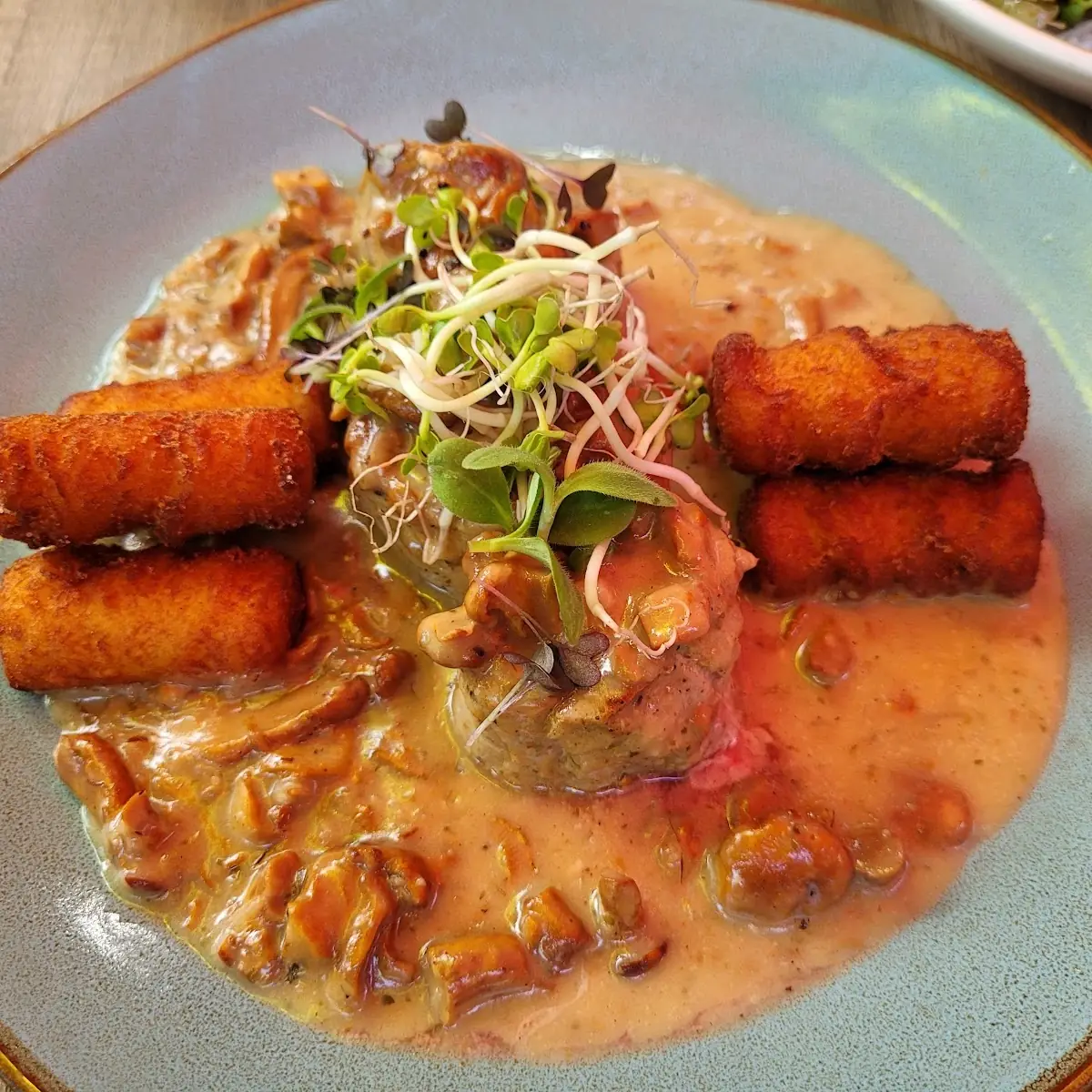 Schweinemedaillons Mit Eierschwammerlsauce Und Kroketten