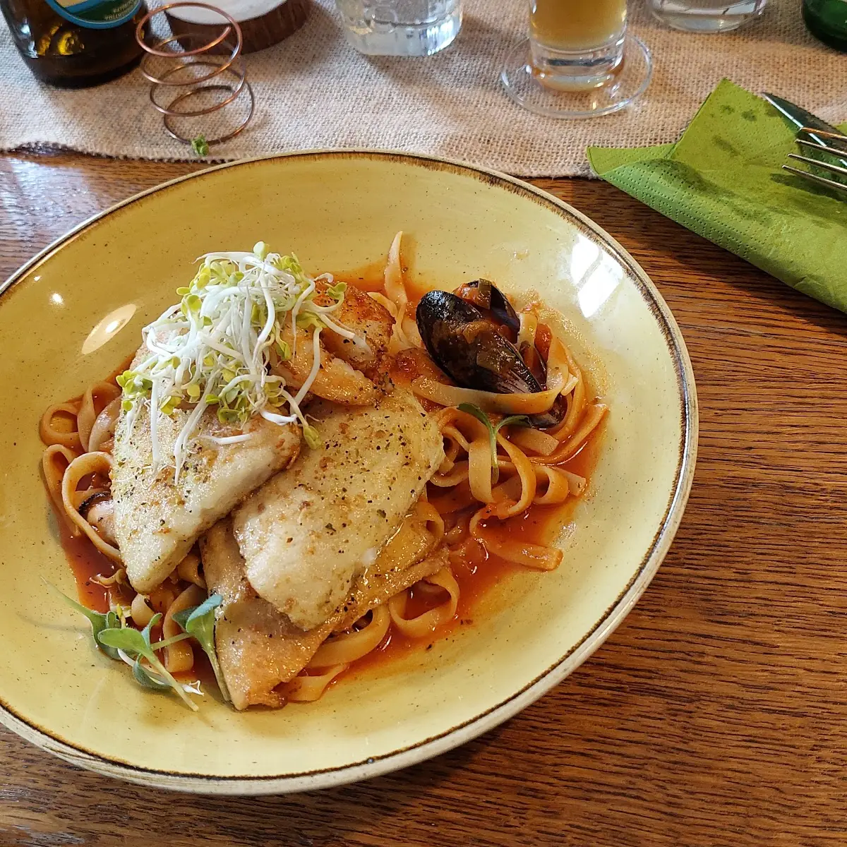 Tagliatelle Mit Verschiedenen Fischen & Meeresftüchten