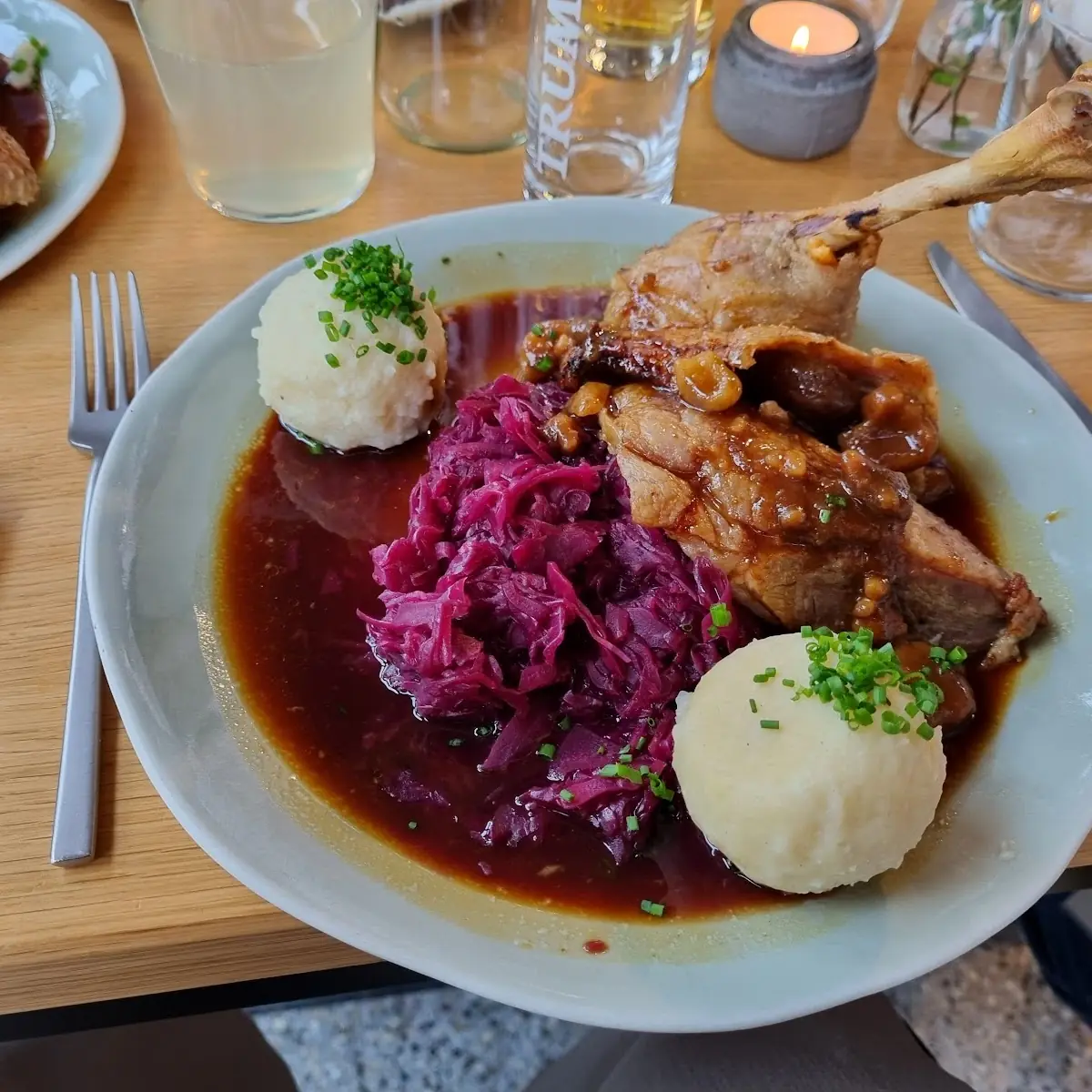 Gans Mit Blaukraut Und Knödel