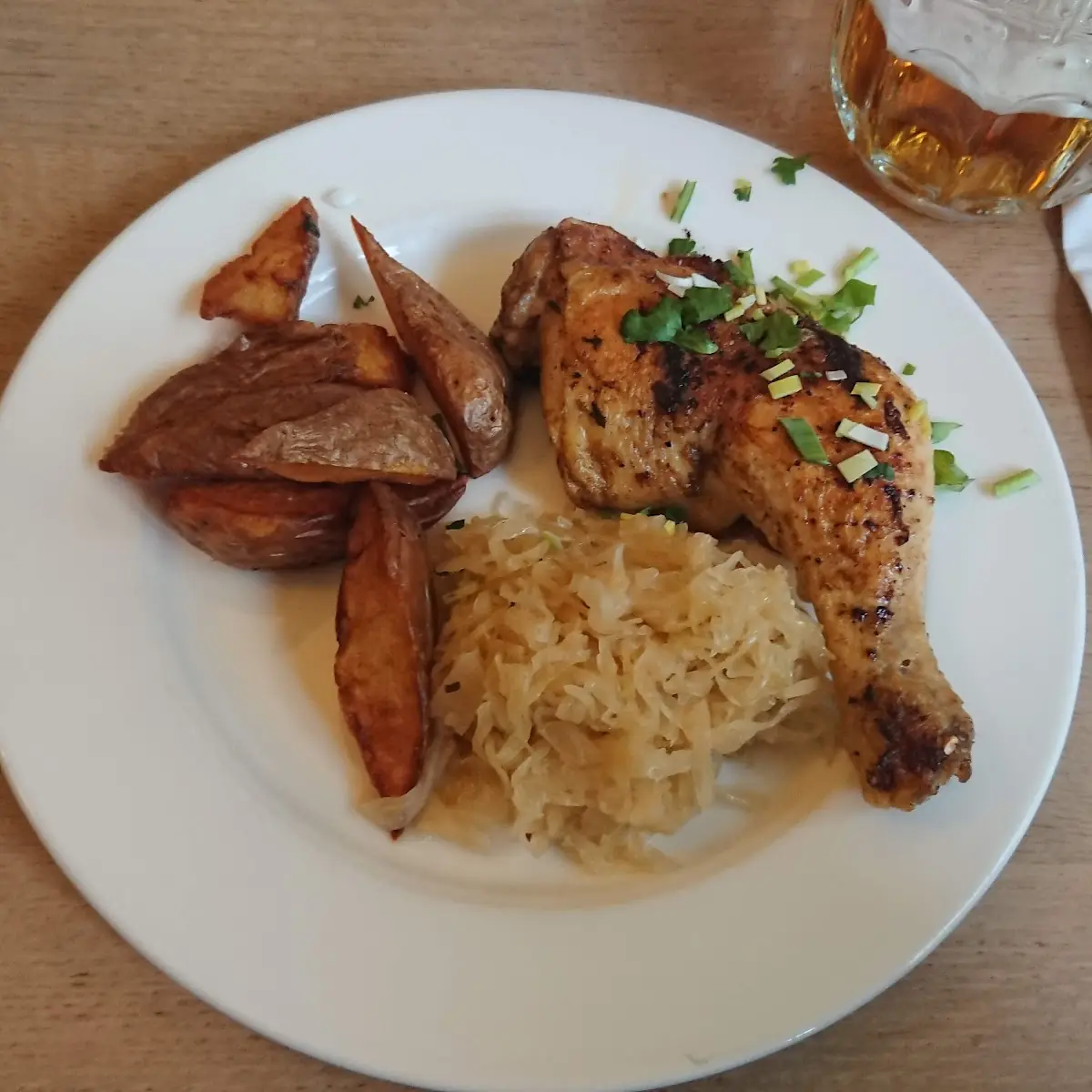 Hühnerkeule Mit Kartoffeln Und Sauerkraut