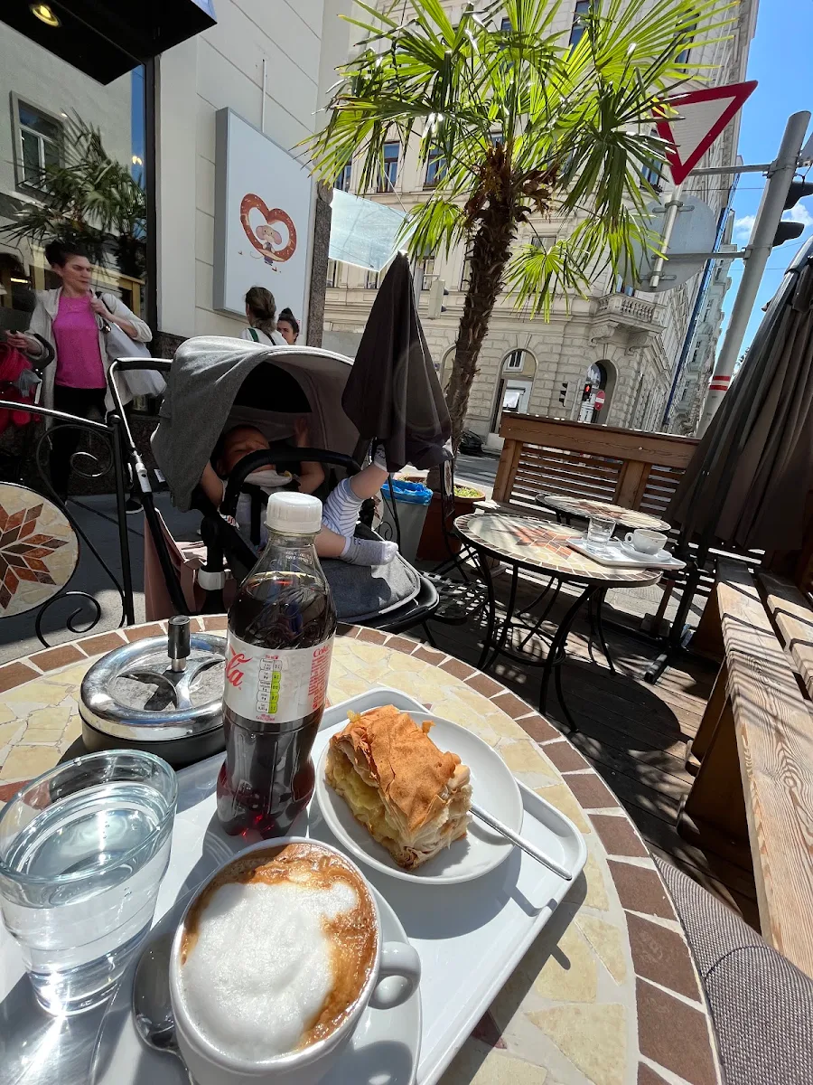 Apfelstrudel Und Mélange