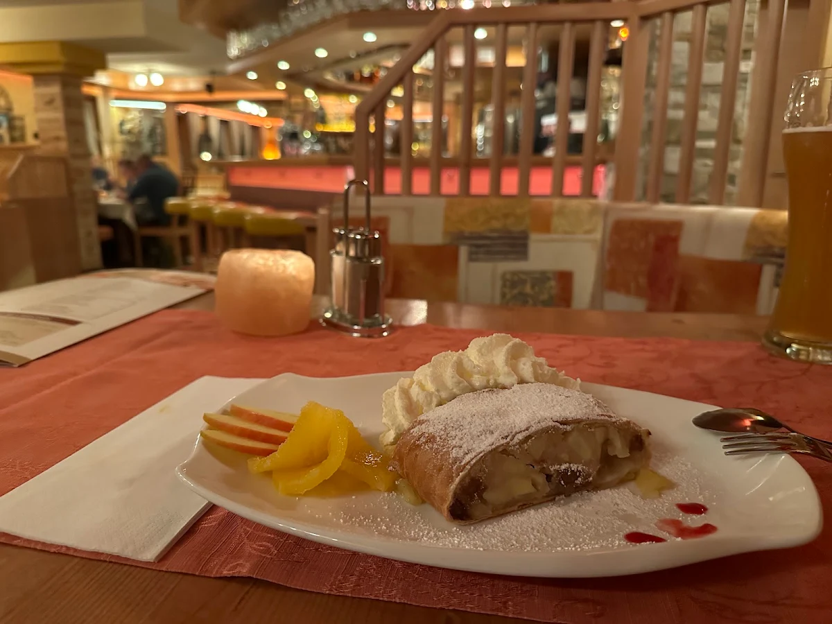 Apfelstrudel Mit Sahne
