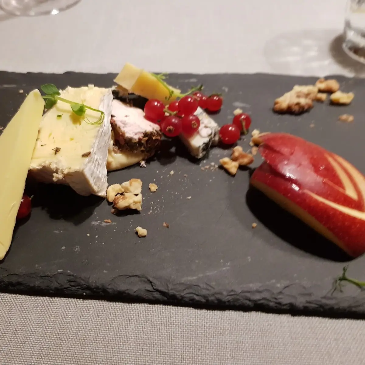 Kleine Käseauswahl Mit Hausbrot
